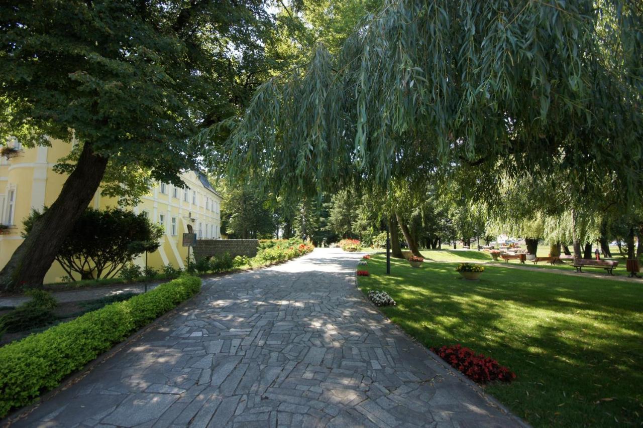 Hotel Zamek Chalupki Bagian luar foto